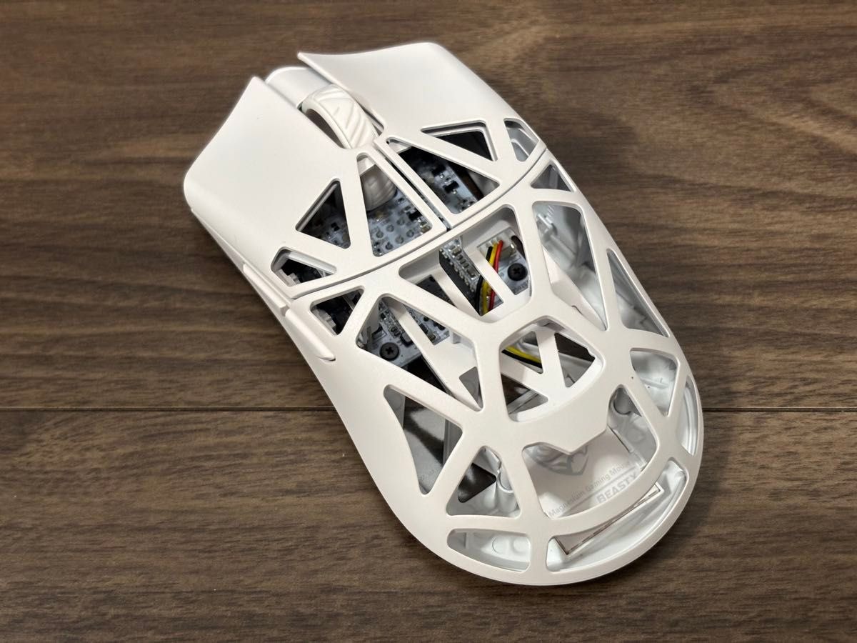 موس WLmouse Beast X Pro Milky White Solid Side